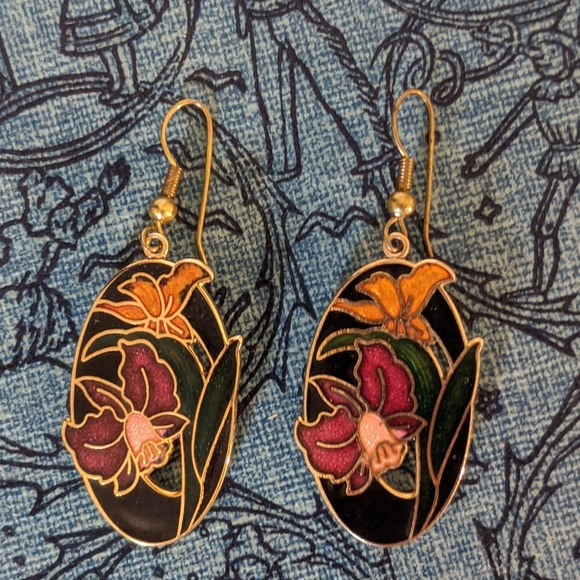 Vintage | Art Deco Lily Enamel Earrings - Picture 4 of 4
